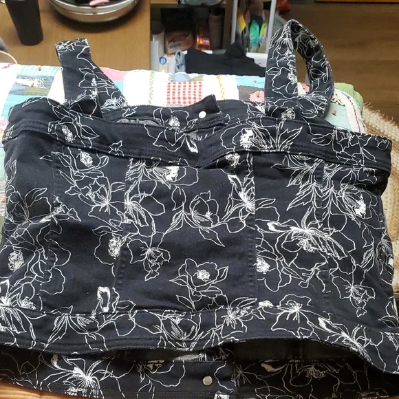 White House Black Market Black and White Floral Top - Picture 2 of 5